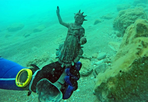 Israelische Archäologen finden Schatztruhe unter Schiffswracks im Mittelmeer (Englisch)