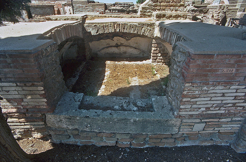tombe33 02