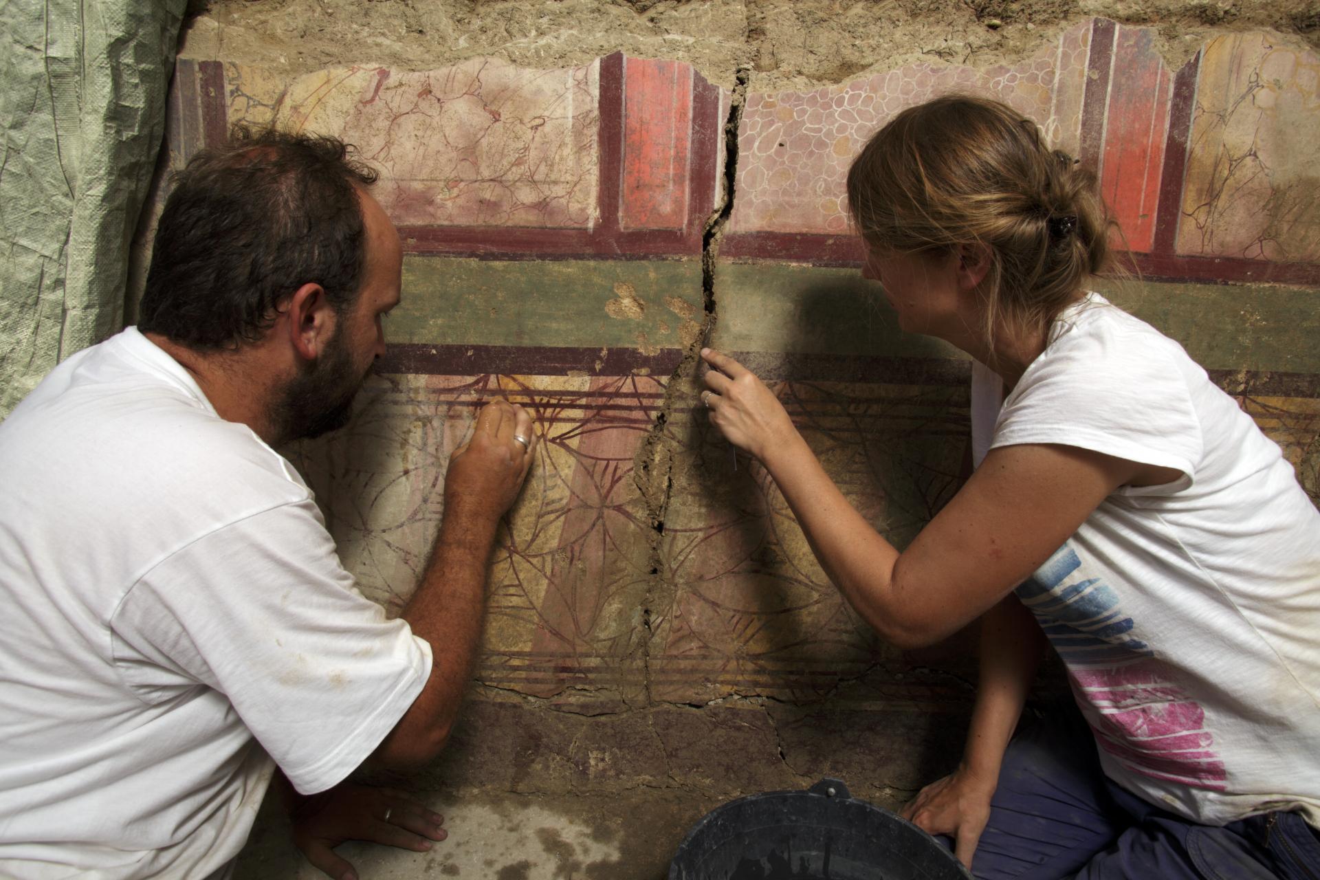 REUZENPUZZEL IN ARLES: RECONSTRUCTIE VAN DE POMPEÏSCHE FRESCO'S IN HET HUIS VAN DE HARPIST (ARLES) 