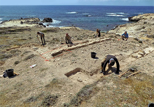 Ausgrabungen und Untersuchung der alten Hafen-Landschaft auf der Halbinsel Akrotiri-Träumer Bai