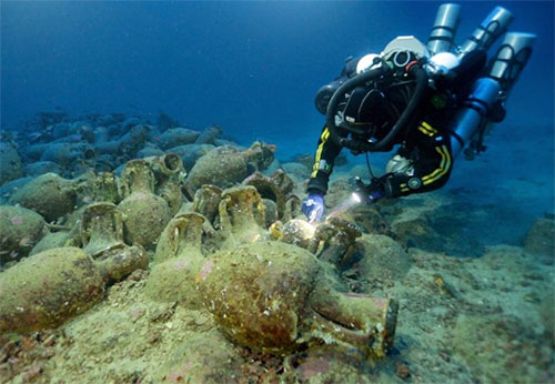 Romain épave au large de la côte de la ville sicilienne Aci Trezza