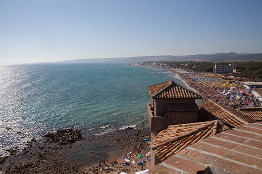 Santa Severa die stadt hinter einen beach resort (Englisch)